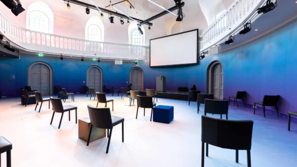Event Inspiration - Coronaproof opstelling voor hybride events in blauwe zaal met balkon bij Amerpodia (foto @LJM_LennertAntonissen)