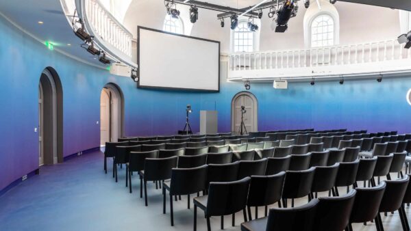 Event Inspiration - Coronaproof opstelling voor hybride events in blauwe zaal met balkon bij Amerpodia (foto @LJM_LennertAntonissen) van links gefotografeerd