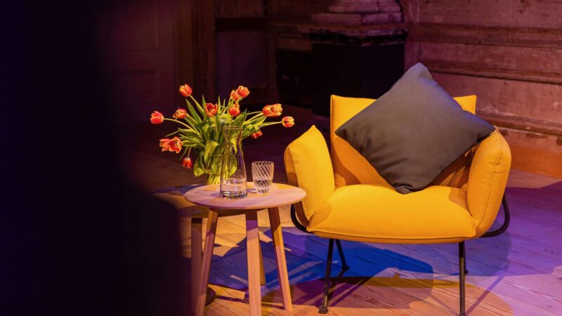 Event Inspiration - Gele stoel met zwart kussen en een tafeltje met rode tulpen (foto - LJM_LennertAntonissen)