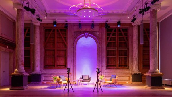 Event Inspiration - Interview opstelling voor hybride events in zaal met zuilen bij Amerpodia (foto-LJM_LennertAntonissen)