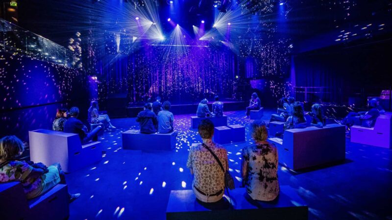 Event Inspiration - Walk the Line event in TivoliVredenburg met bankjes coronaproof condert in blauwe zaal met discolicht (foto Ben Houdijk)