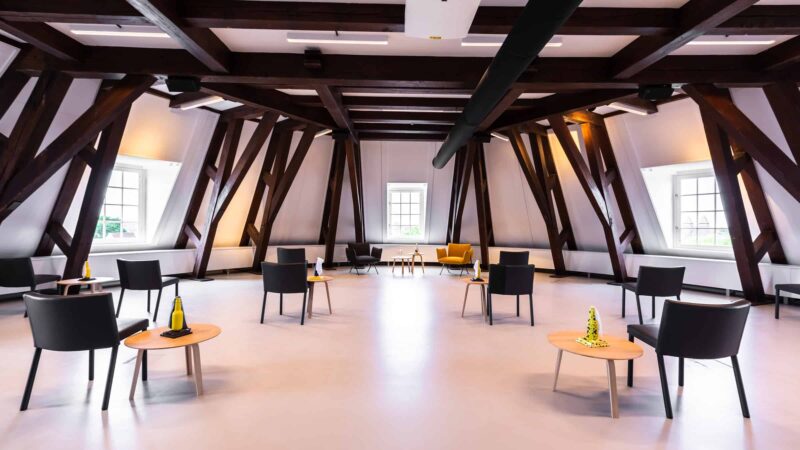 Event Inspiration - Witte zaal met zwarte balken en 11 stoelen uit elkaar bij Amerpodia(Foto-LJM_LennertAntonissen)