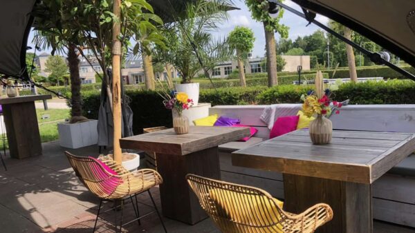Event Inspiration - Groetjes uit Nijkerk met een terras met gekleurde kussens