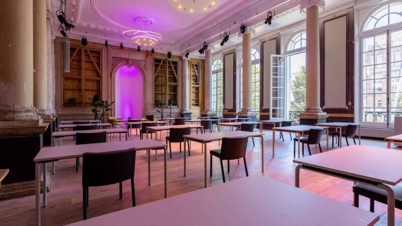 Event Inspiration - schoolopstelling tijdens event bij Amerpodia met 20 tafels met 1 stoel erachter (foto-LJM_LennertAntonissen)