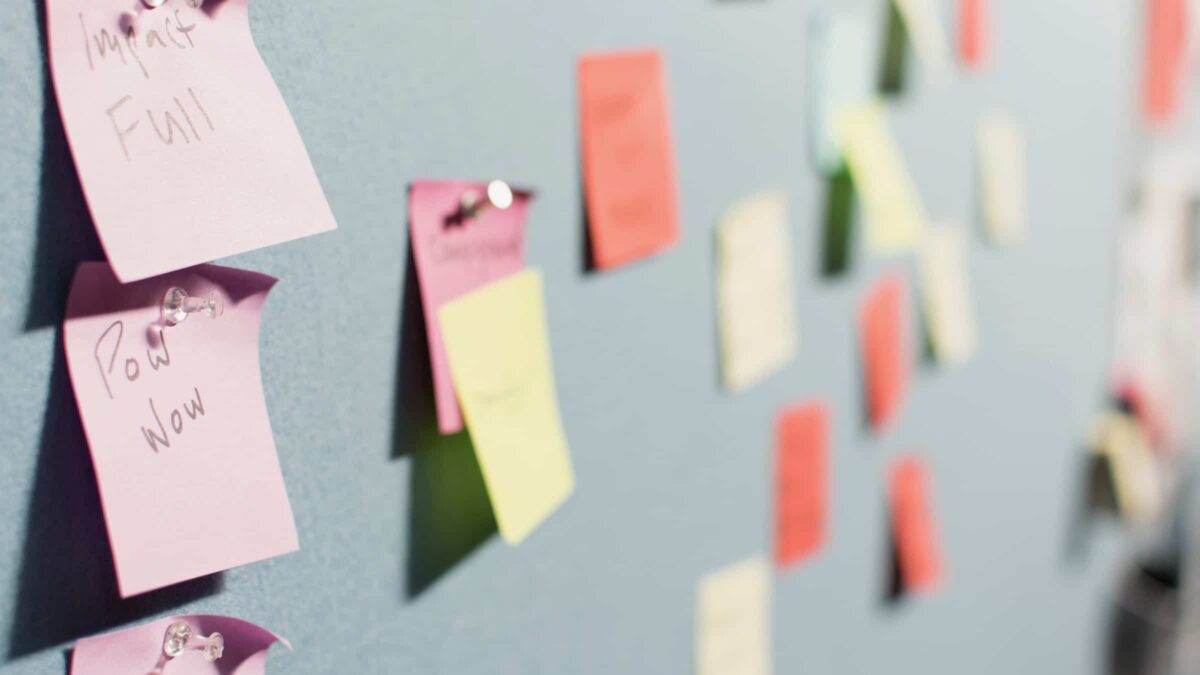 Muur met gekleurde post its