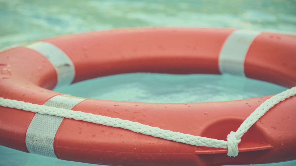 Reddingsboei die in het water ligt