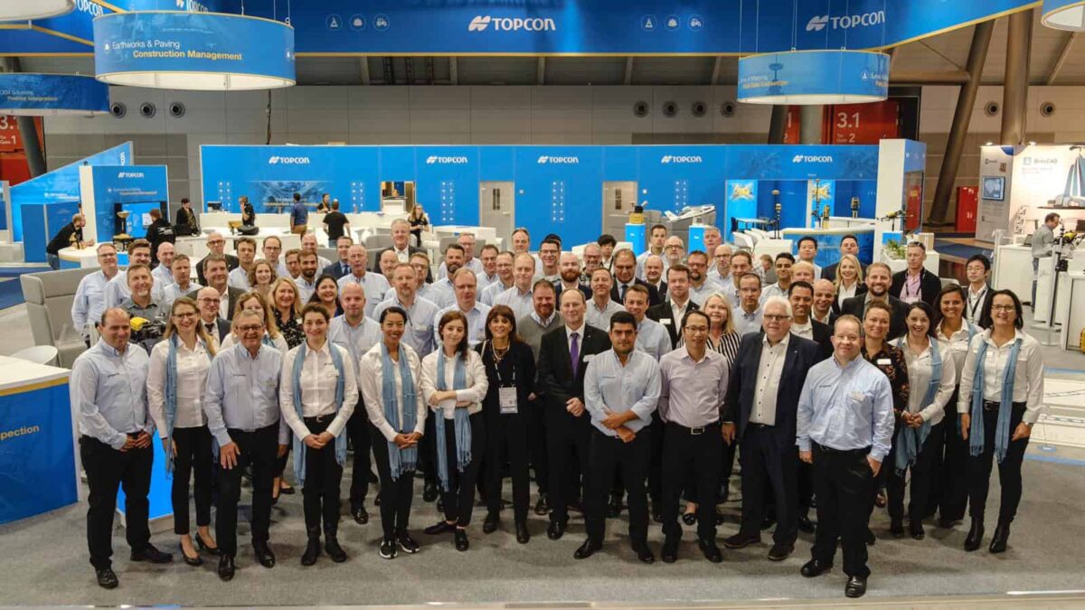 Topcon stand op beurs tijdens event met veel medewerkers