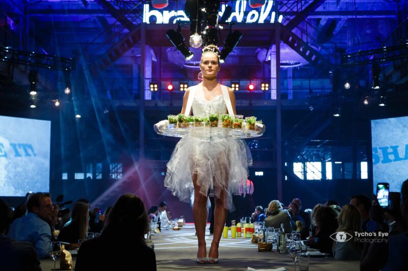 diner-loods-serveerster-op-tafel-met-amuses-in-buikbak-event