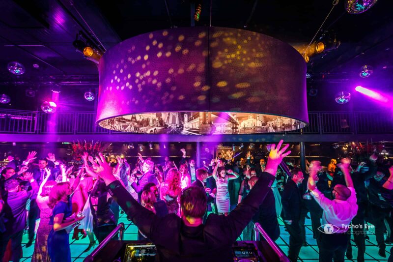 netflix event - dansvloer onder een grote lamp - mensen met handen in de lucht - dj