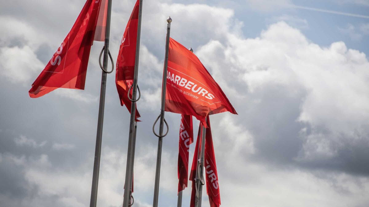 5 rode jaarbeurs vlaggen aan stok (Photo @ Robert Oosterbroek)
