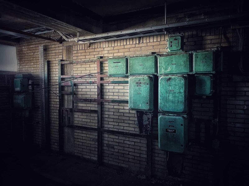 9 electriciteitskasten in een verlaten Papierfabriek Nijmegen