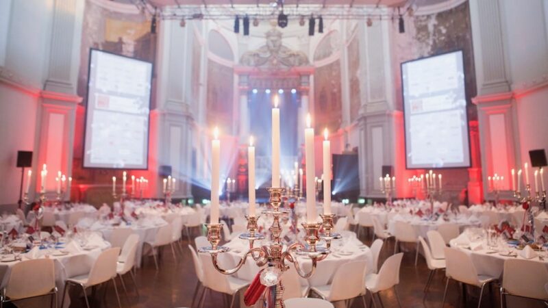 Amplify EventMarketing gala award show diner met gedekte tafels voor een diner