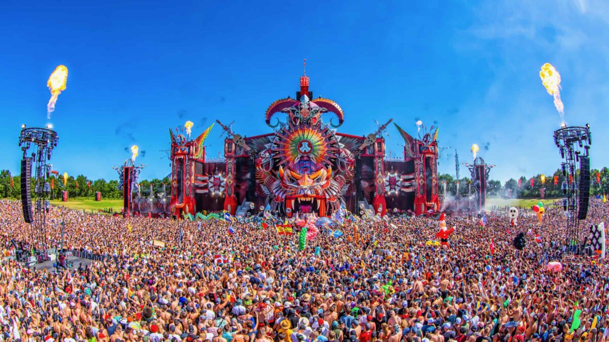 Archieffoto Defqon met kleurrijk podium en duizenden mensen