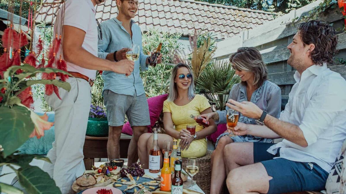 Caterbox borrelplanken bij een borrel met 5 mensen in een tuin