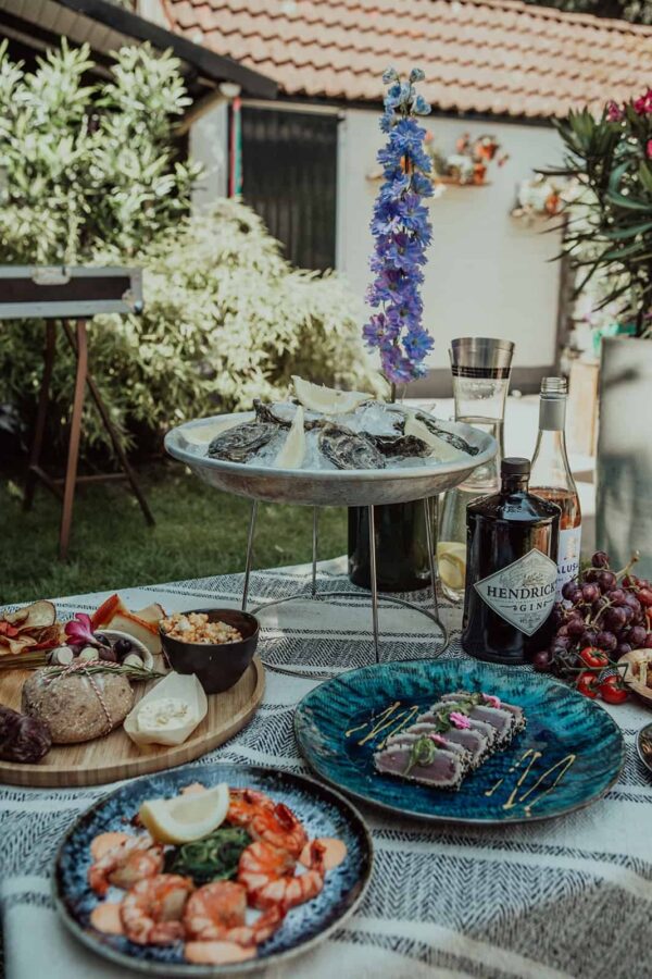 Caterbox buffet met schalen met hapjes waaronder oesters, garnalen en tonijn