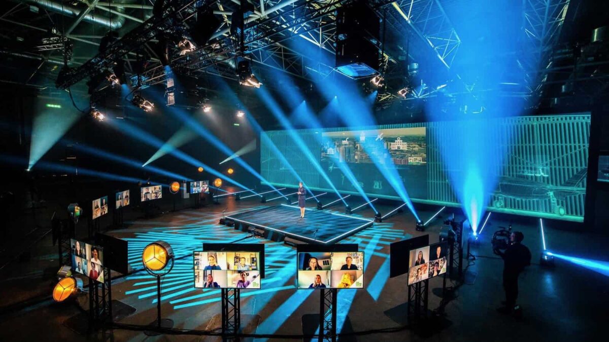 Event Inspiration - Podium in de Jaarbeurs omringt met schermen met bezoekers van het online event The Digital Dutch (foto @Floris Heuer)
