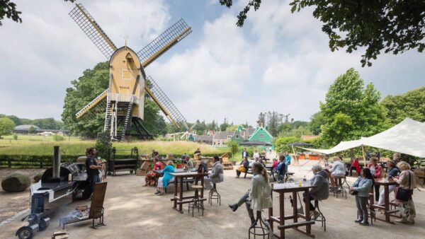 Event Inspiration - event in Nederlands Openluchtmuseum met mensen op 1,5 meter afstand met presentatie van Smokey Goodness