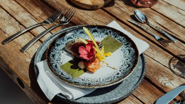 Gerecht van Caterbox met vis en bloemen