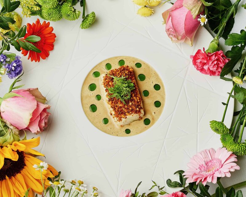 Gerecht met bloemen eromheen