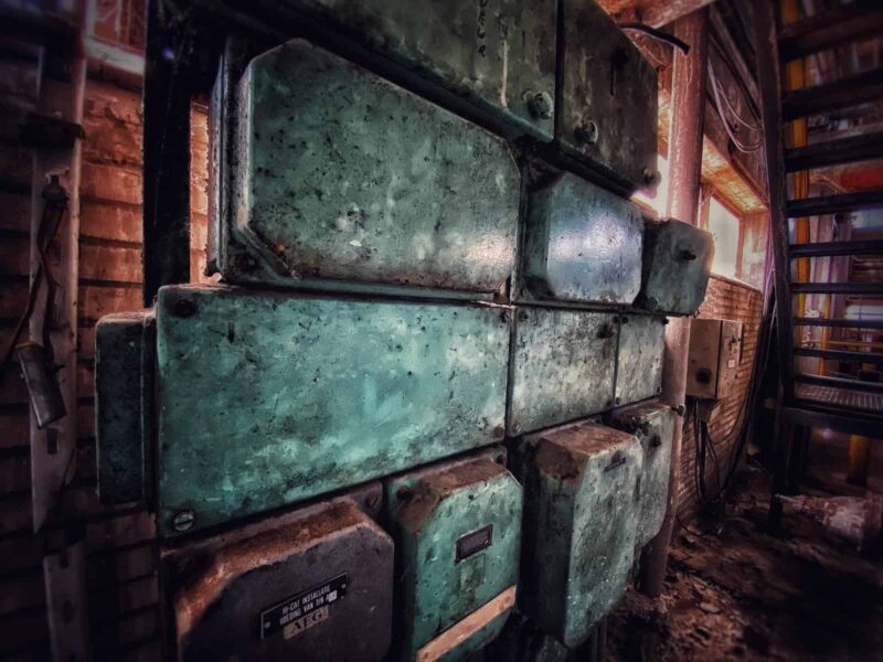 Groene electriciteitskasten in een fabriek