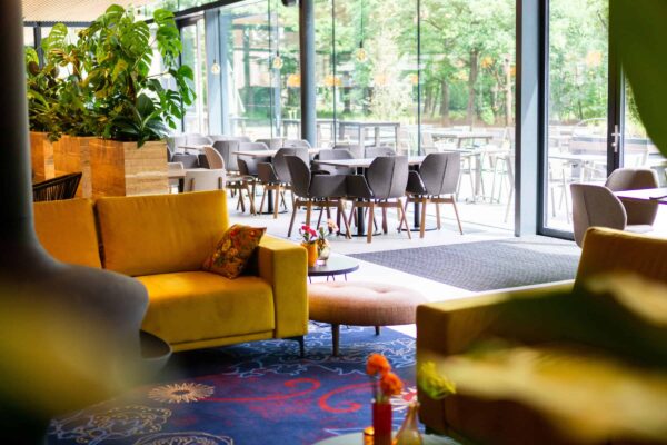 KonneKt- Restaurant Kontakt der Kontinenten met tafels met stoelen