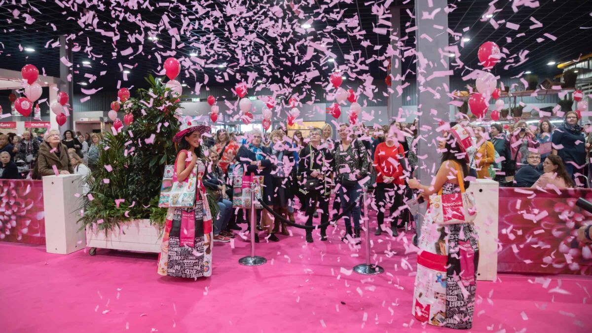 Kreadoe beurs met roze confetti en roze tapijt en vrouwelijke bezoekers