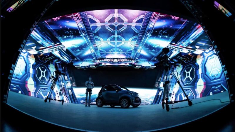 LEDcave met aan de zijkanten en bovenkant ledschermen en in het midden een auto