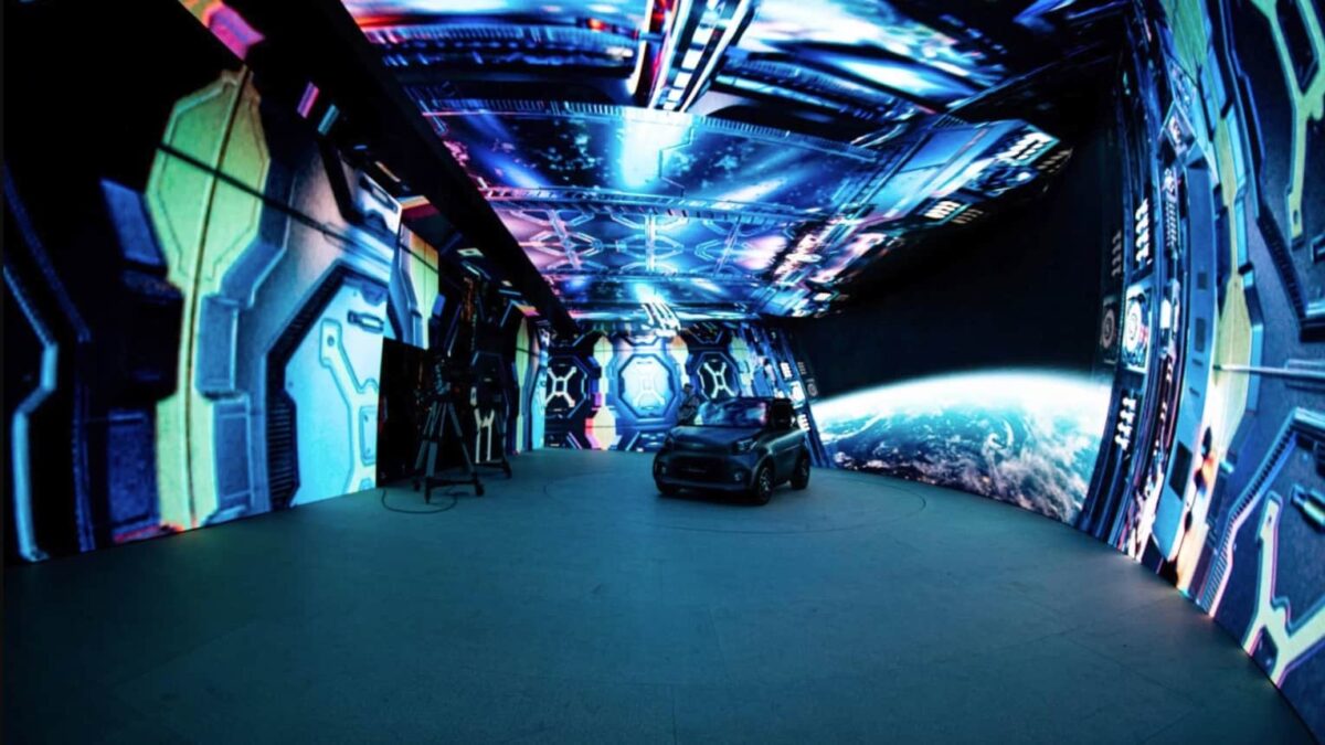 LEDcave met schermen rondom een auto