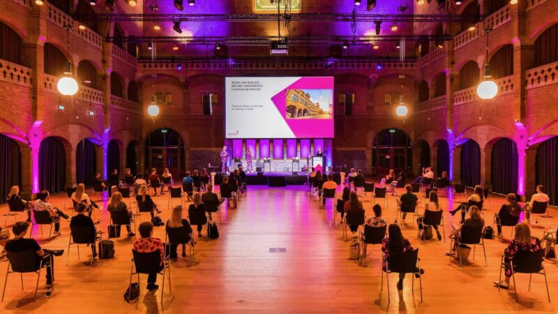 MCI 5 feet experience bij Beurs van Berlage in een zaal met mensen op stoelen op 1,5 meter afstand