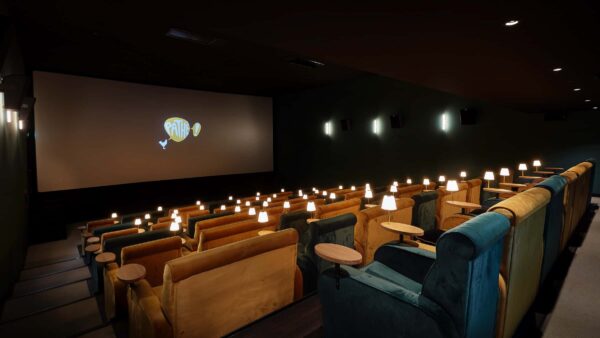 Pathe Tuschinski filmzaal met schemerlampjes, bankjes en ruime stoelen