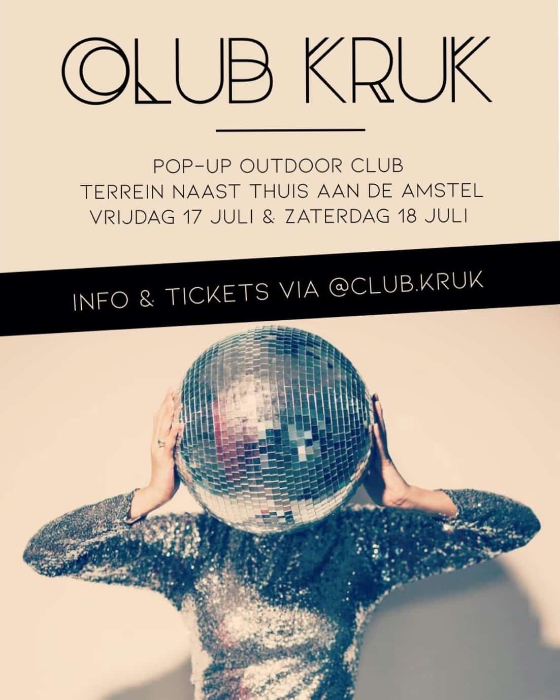 Poster Club Kruk met vrouw met glitterjurk en discobol