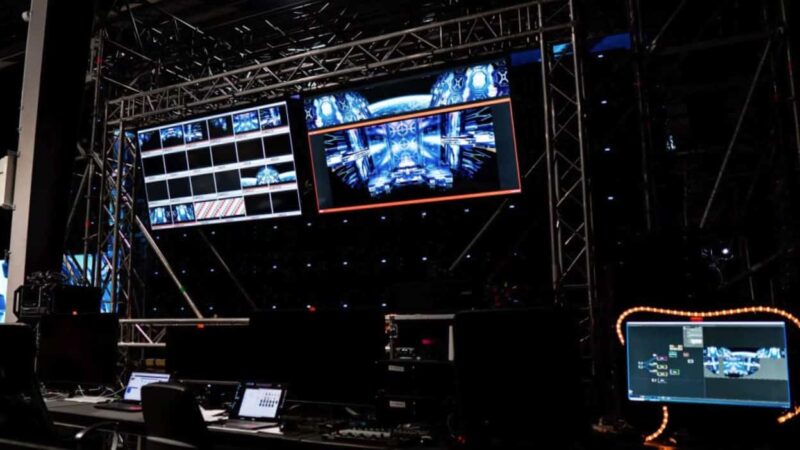 Studio controlroom met schermen