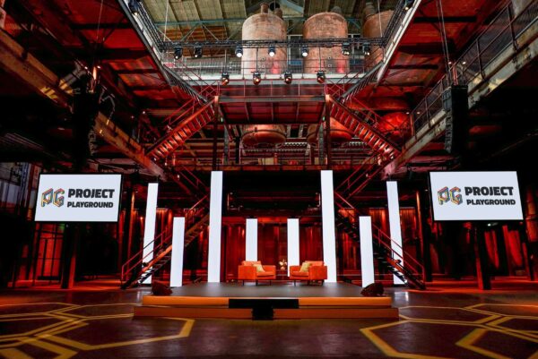 Studio in fabriek met rode uitlichting - Project Playground