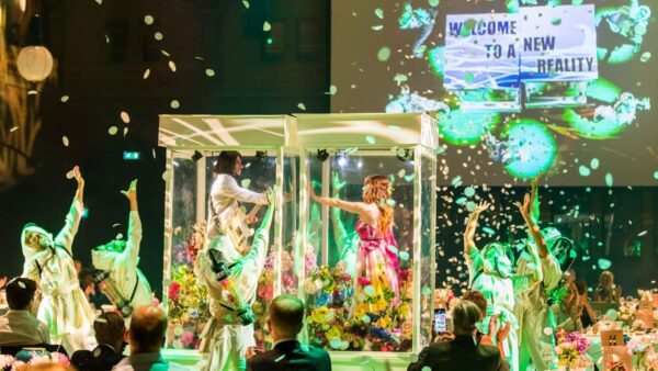 Summer Garden Dinner Beurs van Berlage optreden met twee artiesten in afgesloten ruimtes en dansers eromheen