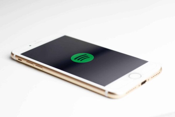 Telefoon met spotify app