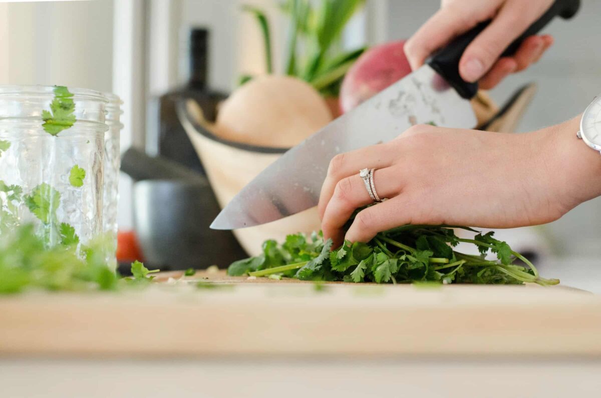 Thuiskoken met mes en koriander - foodtrends