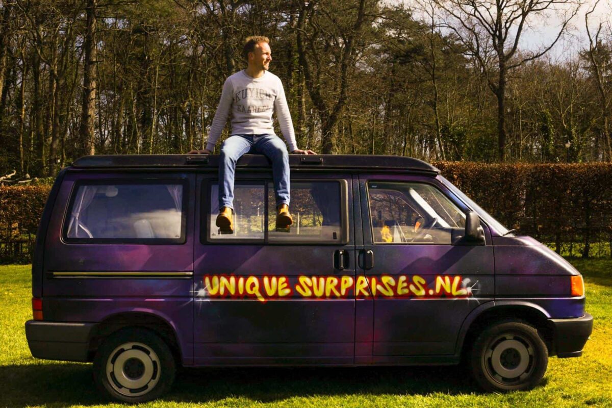 Unique Surprises busje met iemand erop