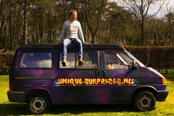 Unique Surprises busje met iemand erop