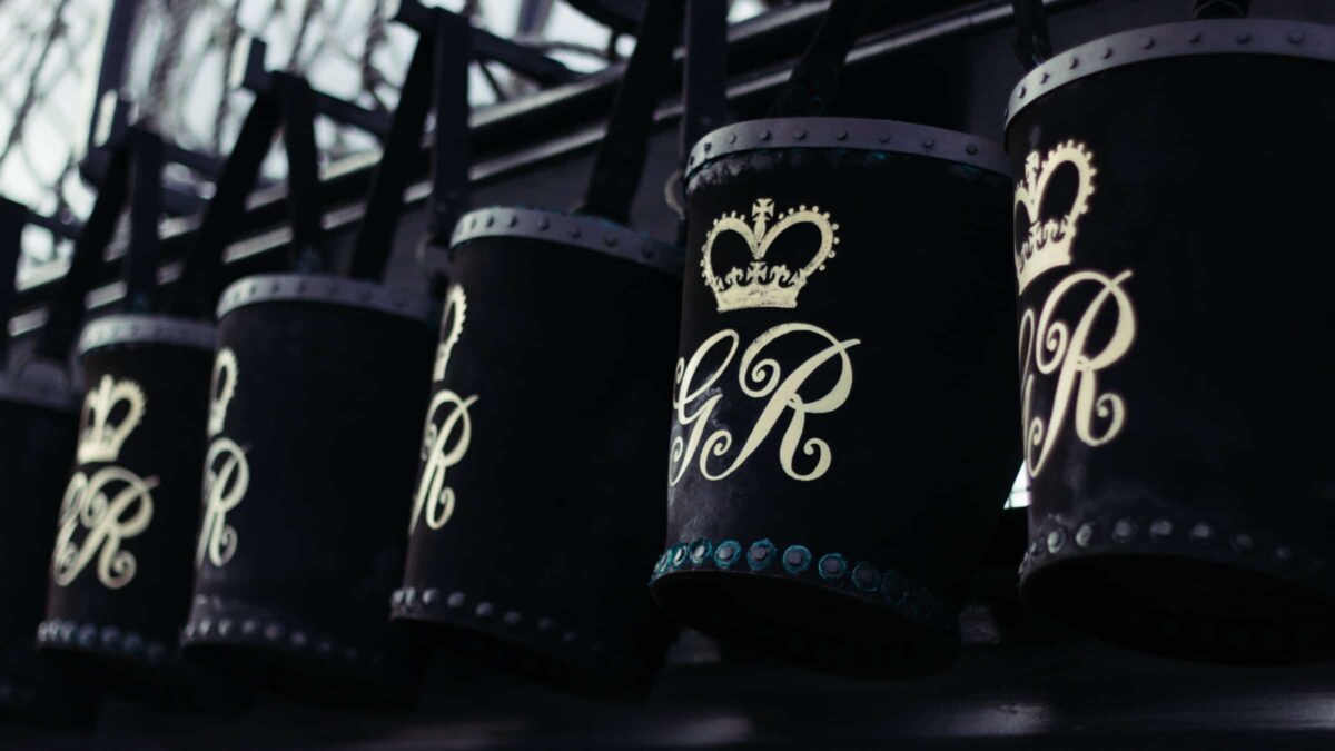 Zwarte bakken met GR letters erop (Photo alex-holyoake)