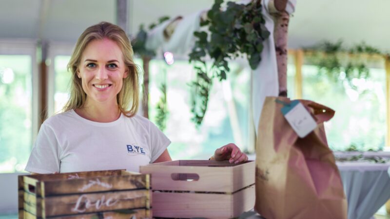 Britt bij de opbouw van een event - B.YE