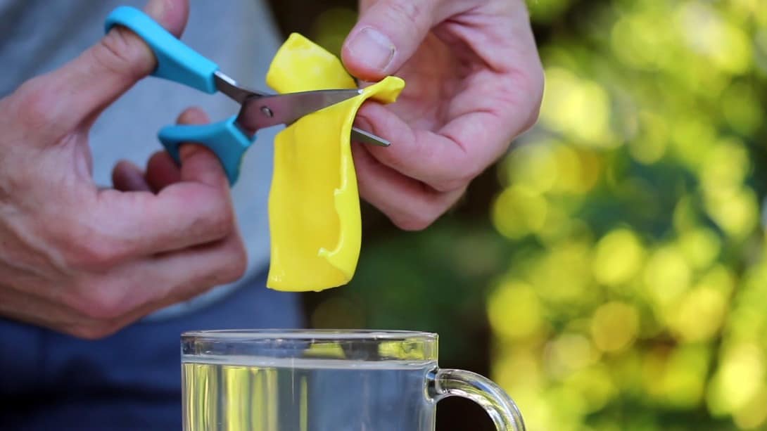 FOARMcart gesmolten plastic waar iemand een stukje af knipt