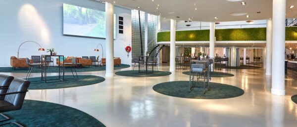 Gooiland Hilversum hal met diverse zitjes
