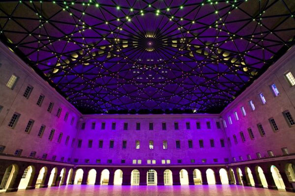 Het Open Plein 's avonds scheepvaartmuseum eventlocatie aan het water