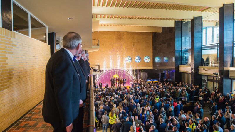Opening Station Eindhoven BYE hal vol mensen