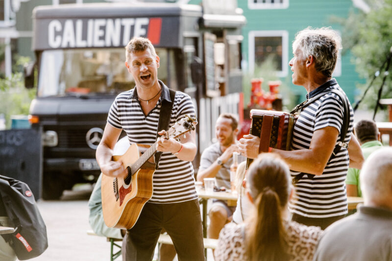 Openluchtmuseum zomeravonden optreden met gitarist