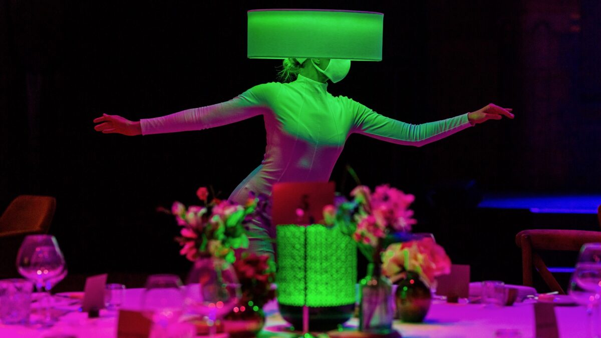 Plugged Live Events - danseres met mondkapje en lampenkaphoed