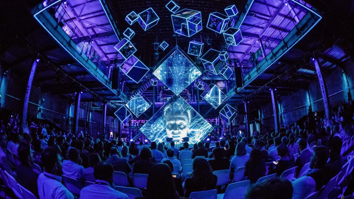 Plugged Live Events kubussen met licht in de lucht