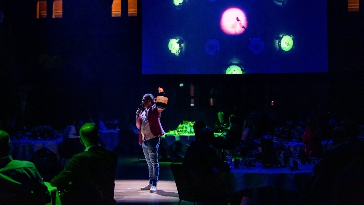 Optreden zanger met een lampion in zijn hand