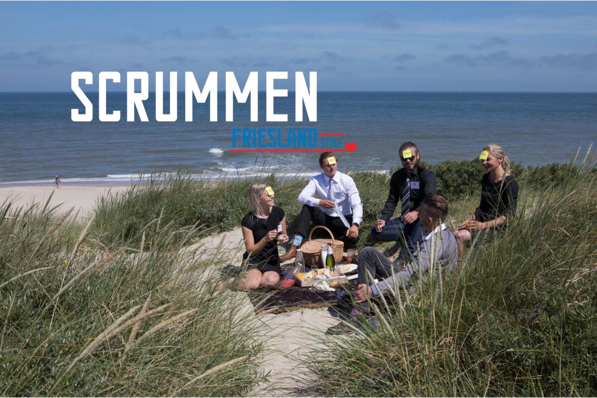 Scrummen Friesland Style 5 mensen in pak in de duinen bij de zee met een post it op hun hoofd