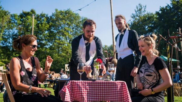 Tafeltje dekje Man in Pak Producties obers aan tafel